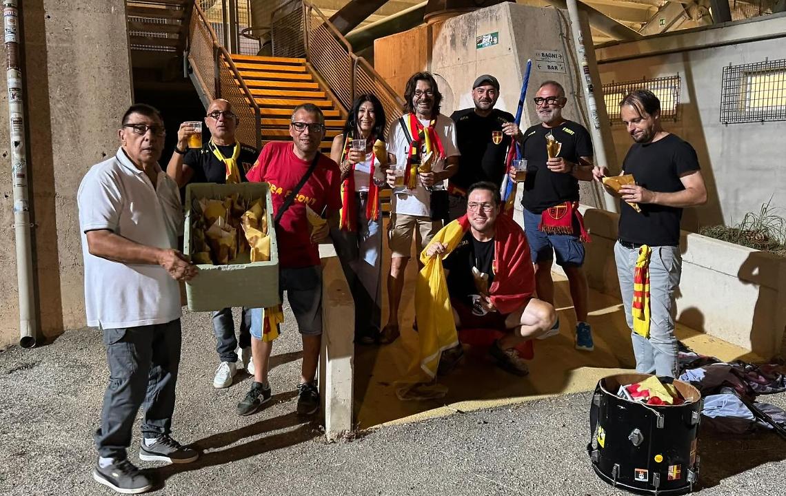 Dieci tifosi al seguito del Bra: la Sambenedettese li omaggia con un cartoccio di pesce