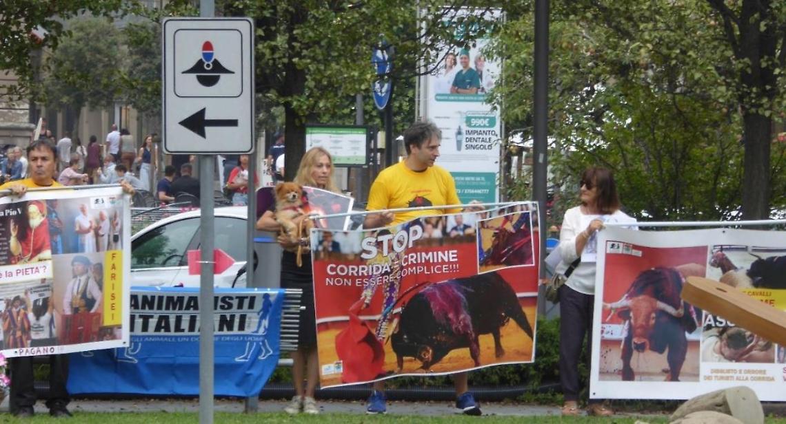 «Stop all'orrore della corrida», la protesta cuneese alla Vuelta 