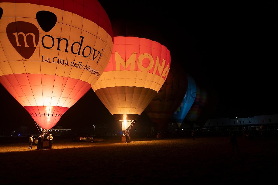 Spettacolo di mongolfiere gonfiate al buio la sera dei "Feu"