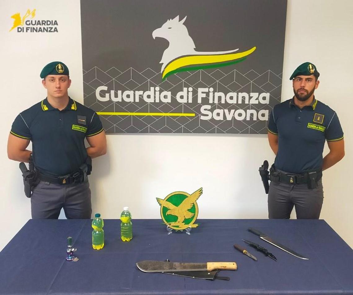 Fermati a Savona: sull'auto due machete, coltelli, bottiglie di benzina e hashish