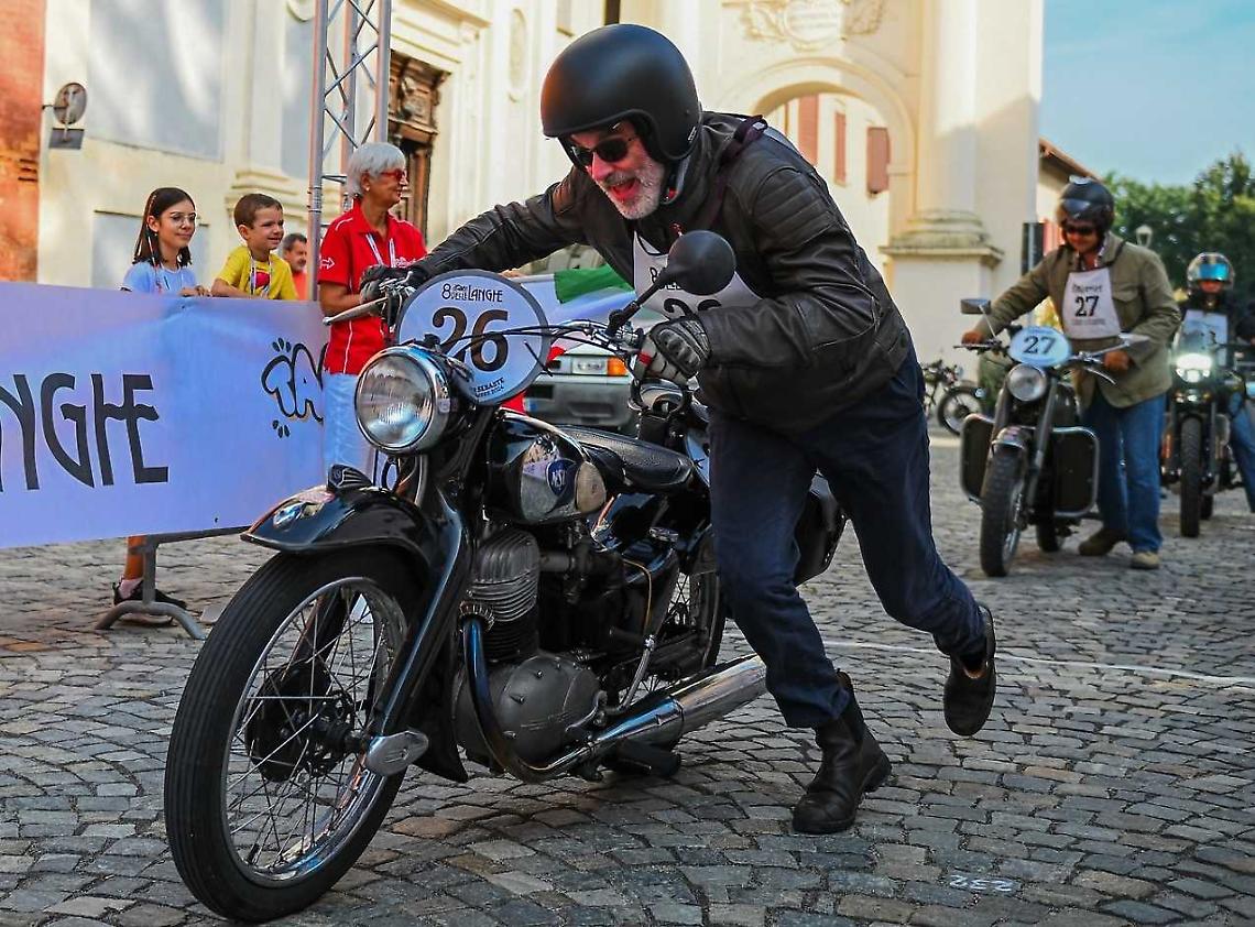 Il fascino senza tempo delle moto d’epoca invade il Cebano