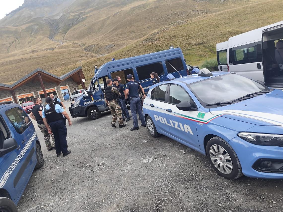 Inseguimento da film sulle montagne cuneesi: auto con 9 migranti bloccata in Francia