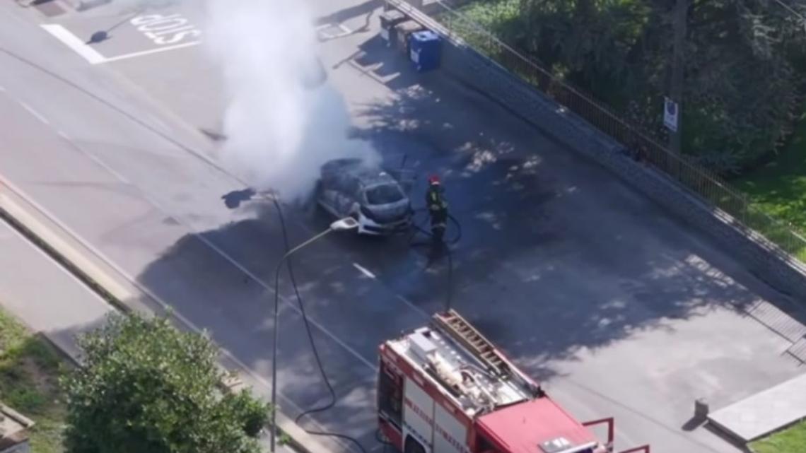 Auto prende fuoco sulla Provinciale a Margarita