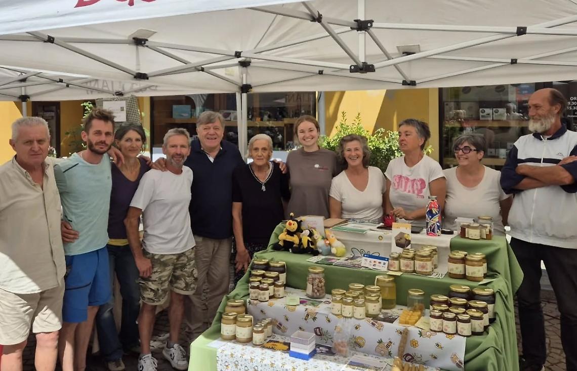 Una star tra le eccellenze: Beppe Carletti ospite a sorpresa al mercato dei contadini delle Langhe