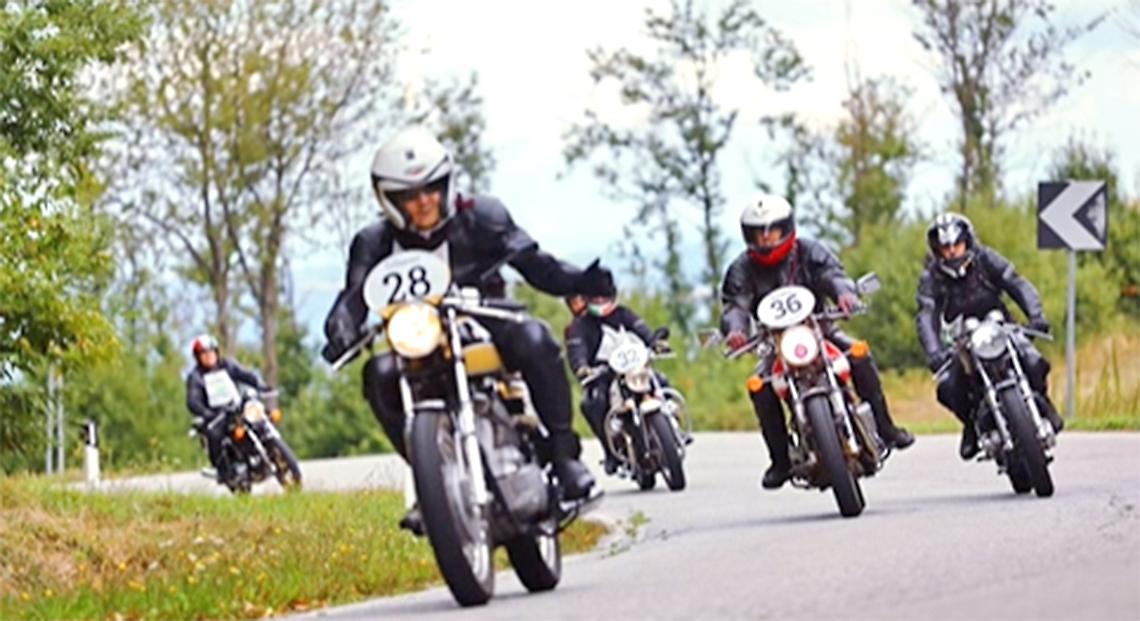 Il fascino senza tempo delle moto d’epoca invade il Cebano
