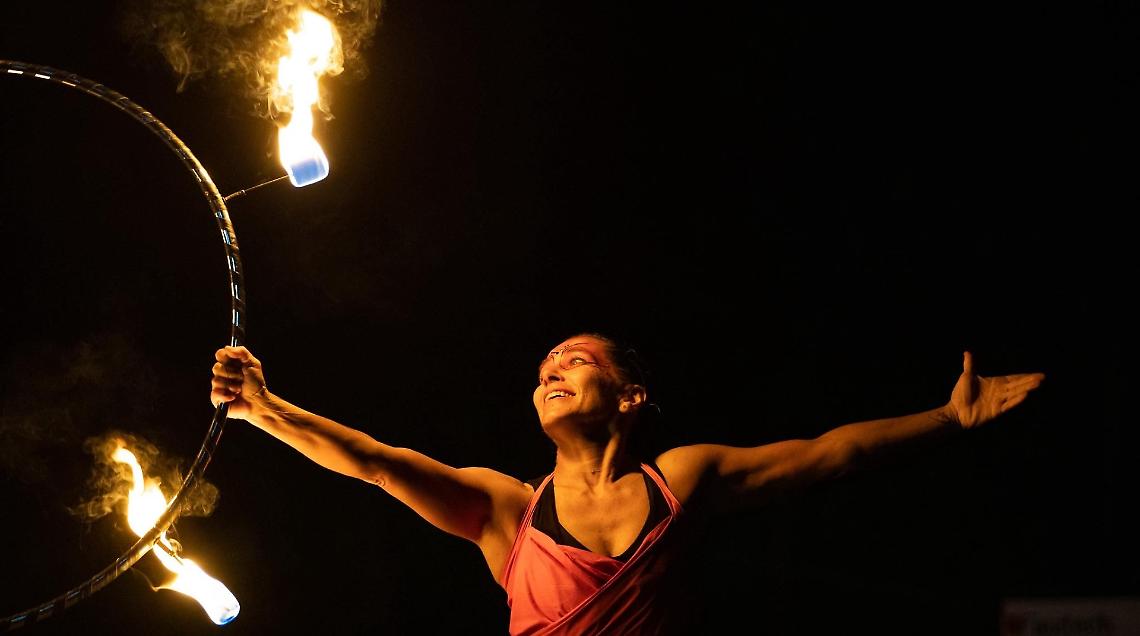 Acrobazie tra le Langhe: emozione per il debutto del Festival "Mirabilia"