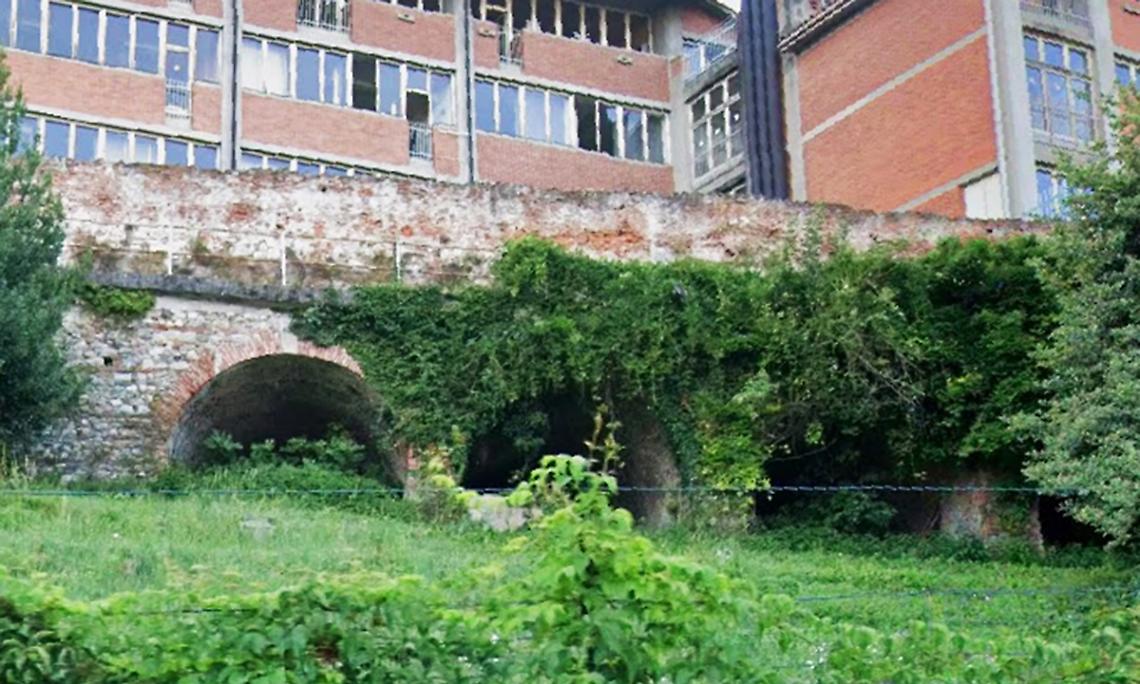 «Attenzione a quelle mura storiche sotto le Scuole»