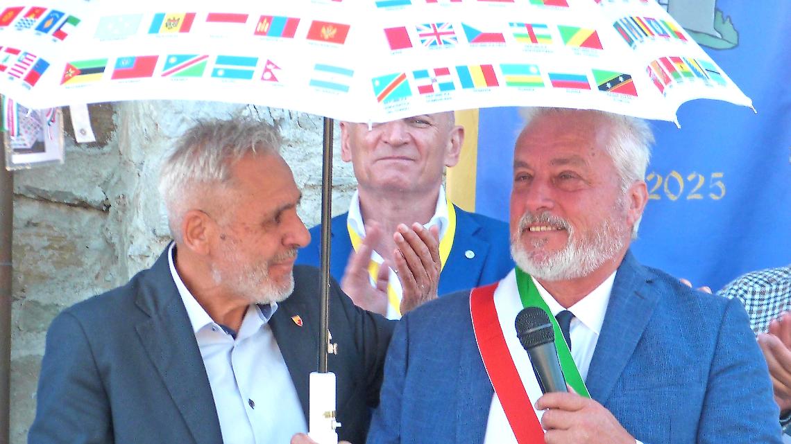 Un Ombrello per proteggere il mondo: il sogno luminoso della Pace