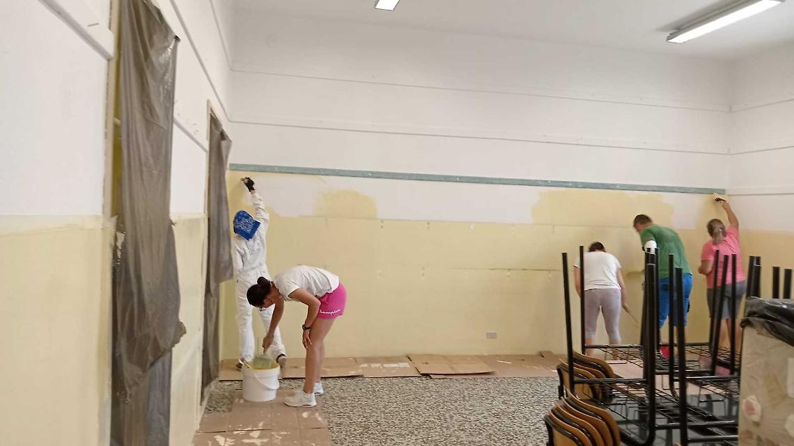 Se i genitori ridipingono le aule per accogliere i “primini”