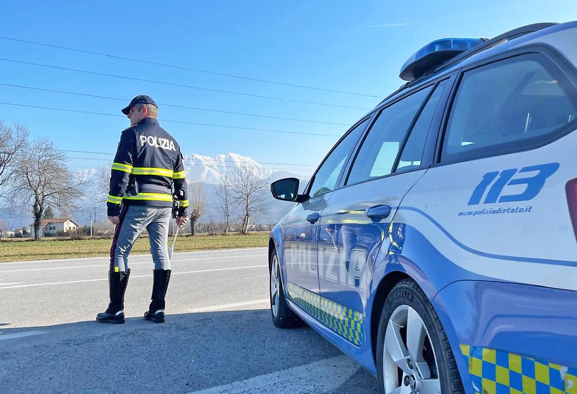 Guida il camion con un tasso alcolemico alle stelle: denunciato dalla Polizia