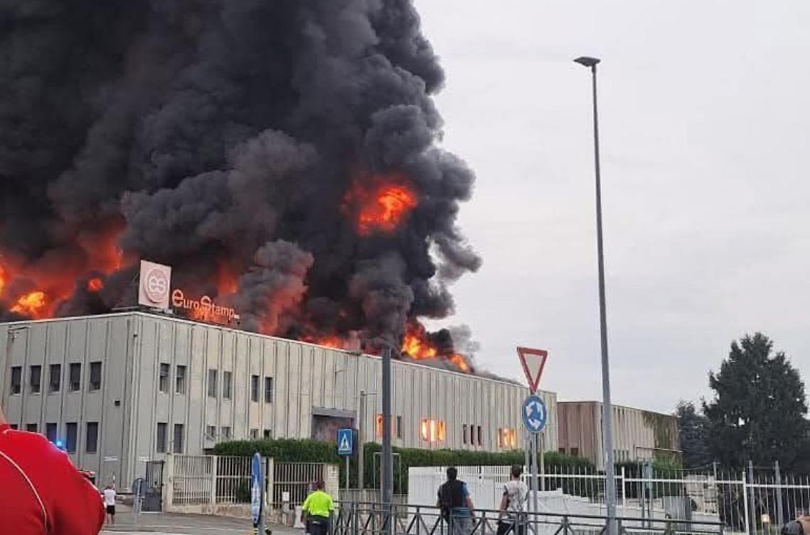 Incendio con maxi-nube nera a Pianezza: cittadini chiusi in casa per rischio tossico