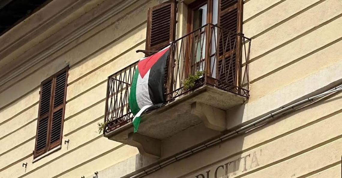 «Esponiamo pure tutte le bandiere del mondo, ma non sulla facciata del Comune»