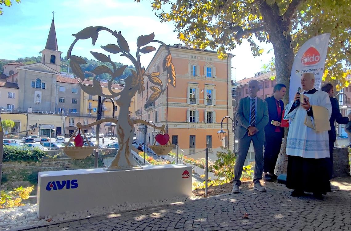 Un monumento all'Albero del vita: e da oggi la città ha "il viale dei donatori"