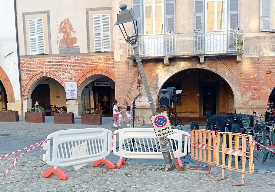Auto urta un lampione