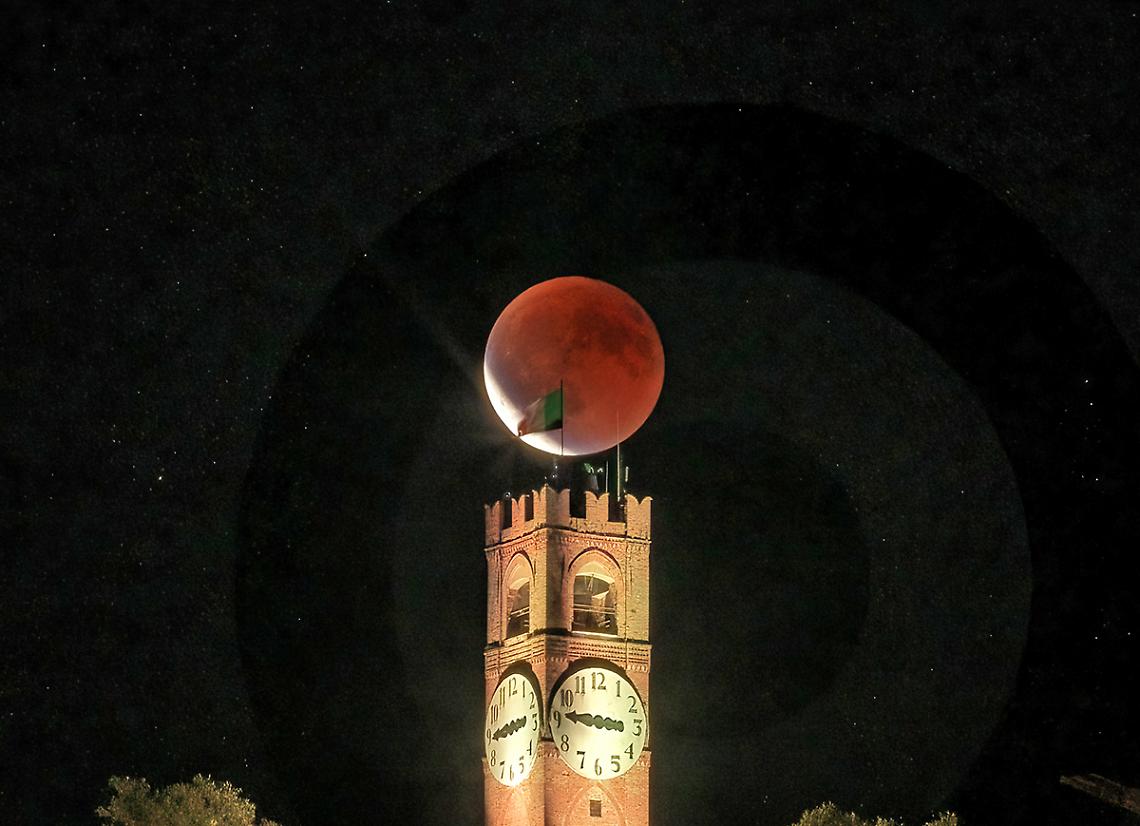 La luna, l'eclissi, la Torre: lo scatto eccezionale di Donatella Diaspro