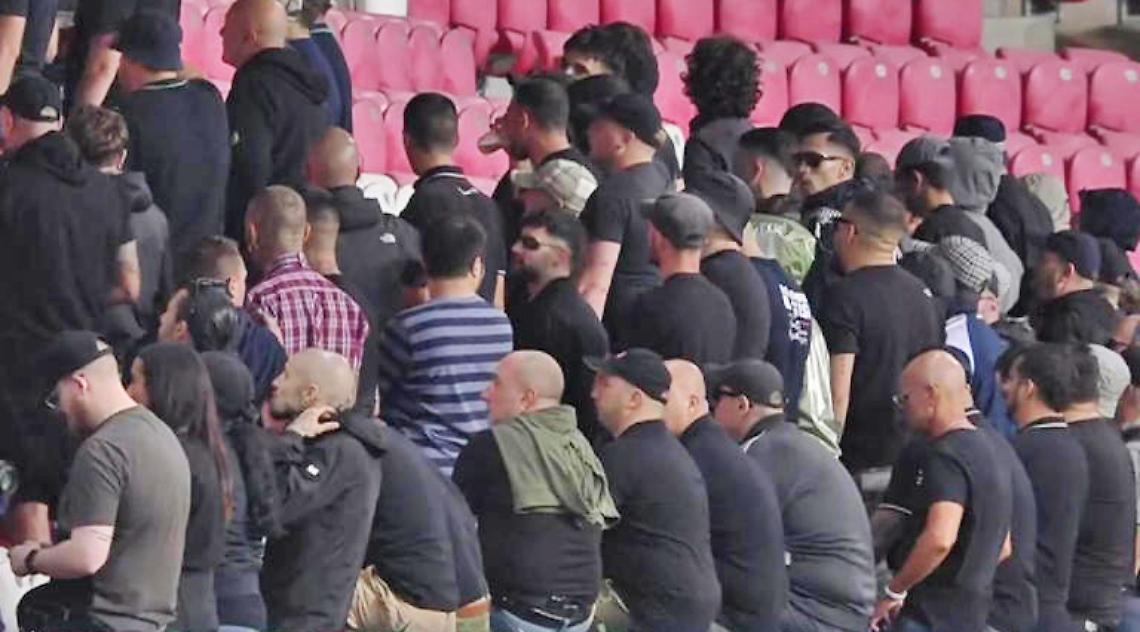 Gli ultras italiani di spalle all’inno israeliano, in Ungheria striscione anche dal cuneese