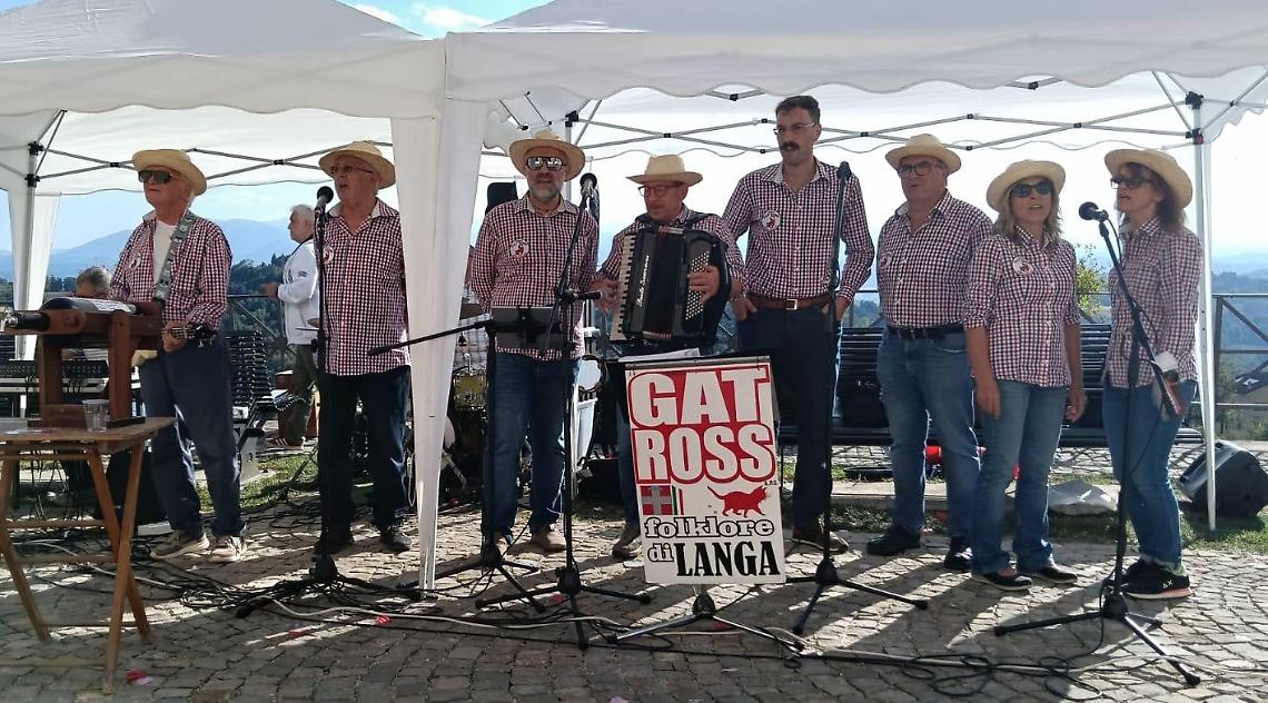 Le canzoni popolari dei "Gat Ross" fanno emozionare l'Alta Langa