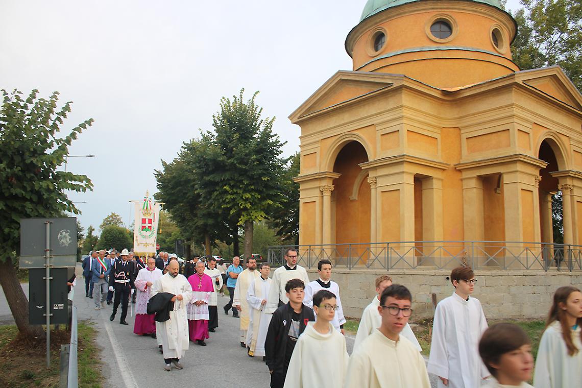 Centinaia di fedeli alla grande processione votiva dell'8 settembre
