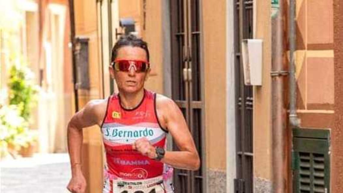 Shara, 50 anni, vince l'argento nel debutto agli Italiani di triathlon olimpico