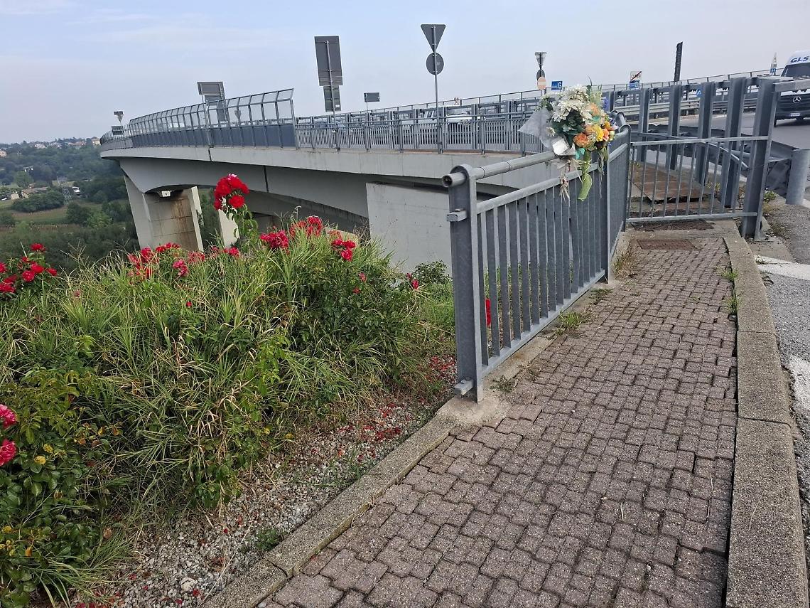 Bloccato prima di buttarsi giù dal ponte: il salvataggio del poliziotto fuori servizio