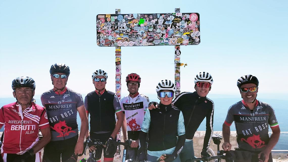 Tre giorni in sella e 370 chilometri: l'impresa di sette ciclisti sul Mont Ventoux