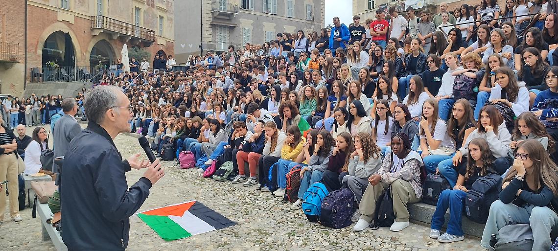 Studenti in piazza per la pace a Gaza