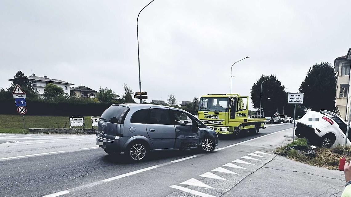 Due feriti nello scontro tra auto in via Cuneo