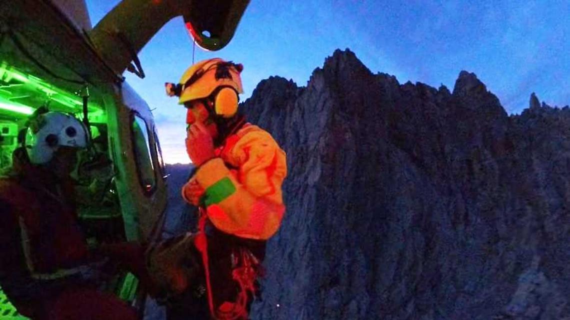 Bloccato in bilico su un pendio, escursionista salvato anche di notte 