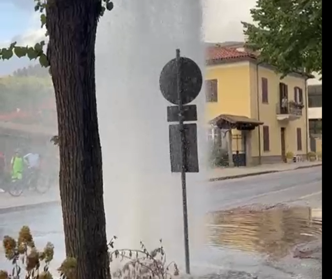 Un “geyser urbano” in pieno centro - GUARDA IL VIDEO