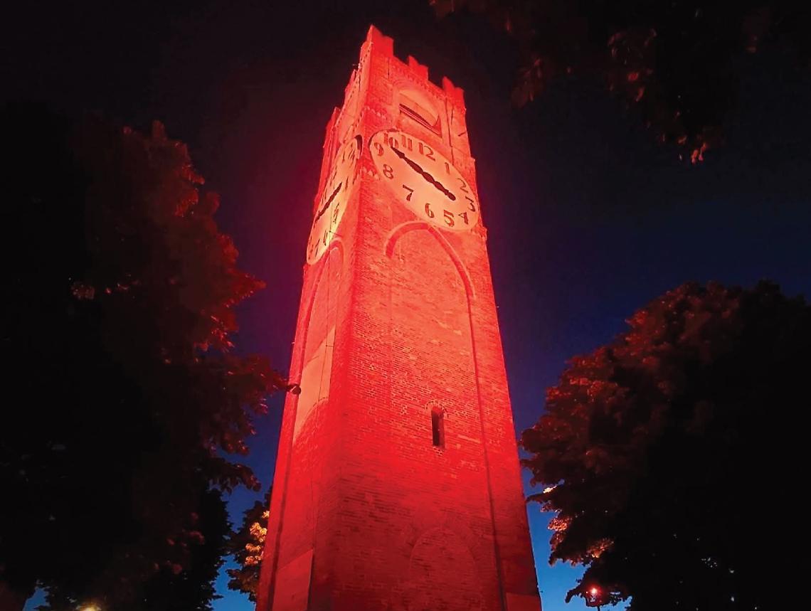 Perché la Torre medievale ieri sera era illuminata di arancione?
