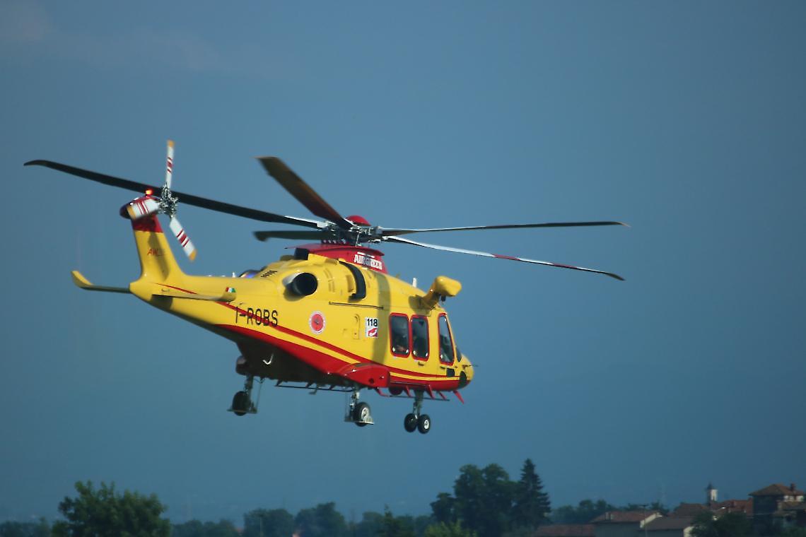 Ustionato da un incendio sterpaglie: elitrasportato in ospedale