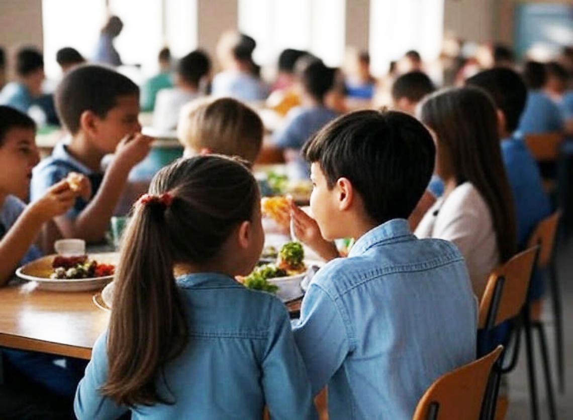 «Non possiamo permettercelo!» la mensa obbligatoria a scuola scatena le proteste dei genitori