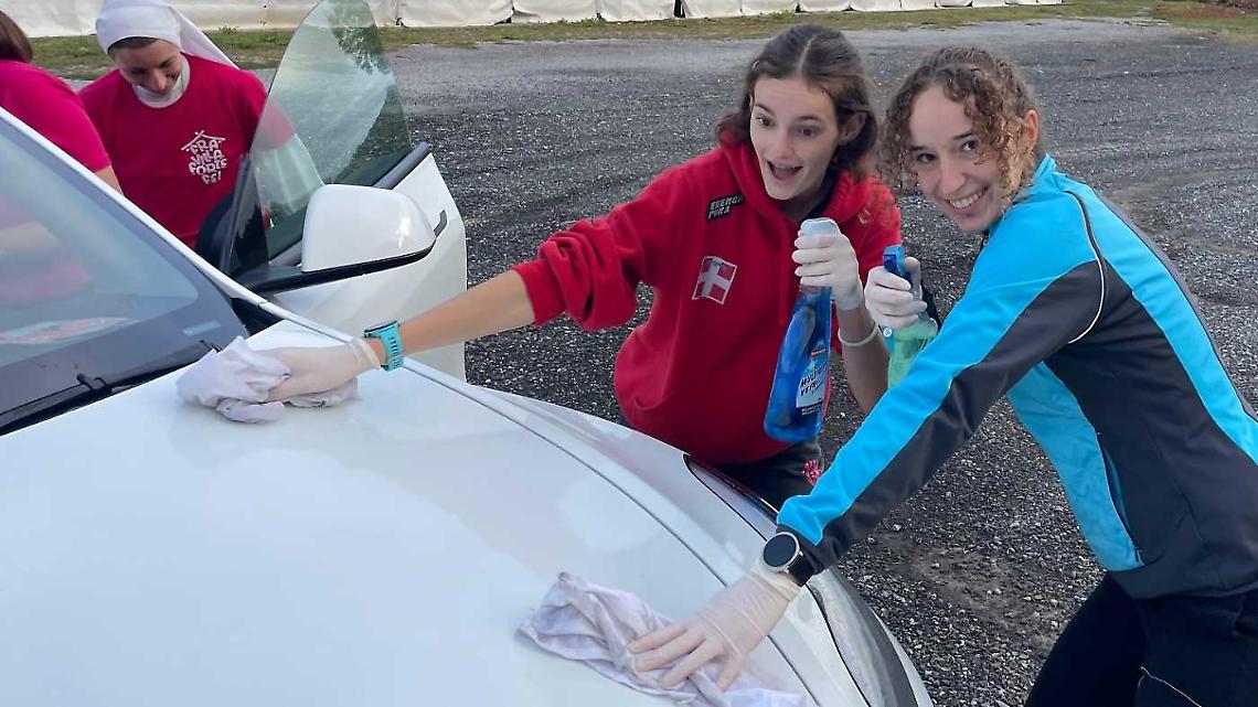Ragazzi in azione: lavaggi auto per finanziare le attività giovanili