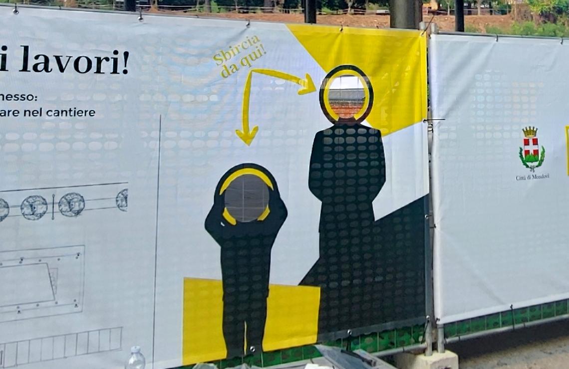 Quando il cantiere si fa con ironia: «Vuoi sbirciare i lavori? Guarda qui!»