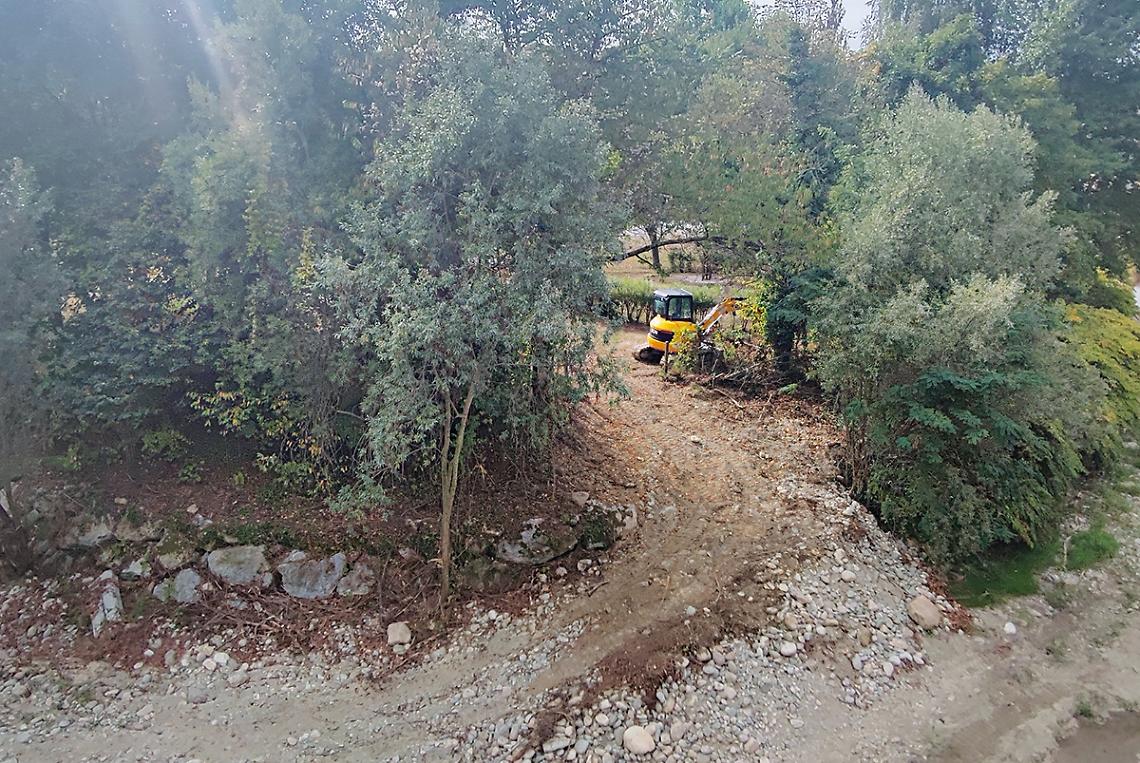 «Quel terreno va lasciato così»: la riva dietro la scuola Media è salva