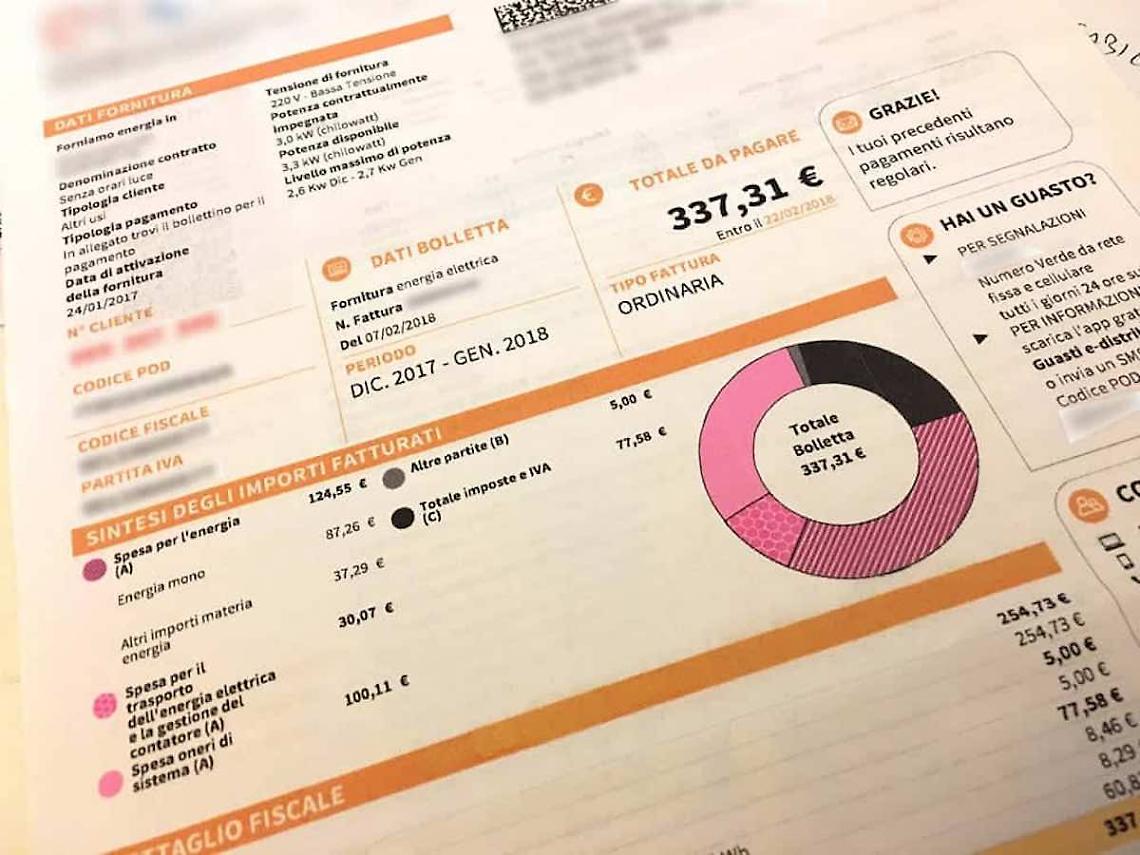Al mercato un addetto aiuta i cittadini ad aderire alla Comunità energetica