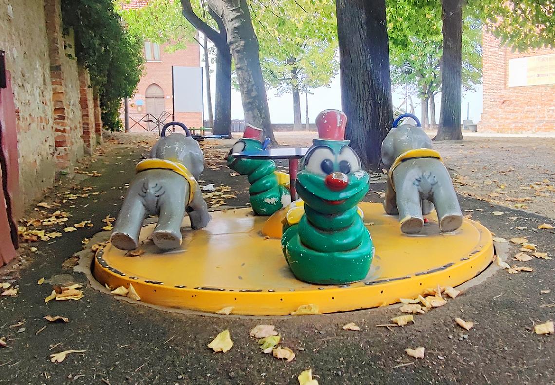 Giardini del Belvedere, l'area giochi è in pessimo stato: «Vogliamo rifare tutto»
