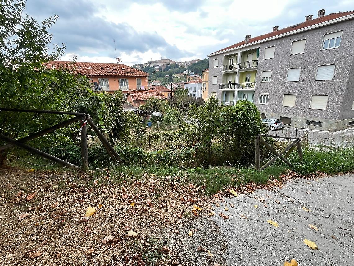 «Sentierino pedonale in evidente degrado: che fa il Comune?»