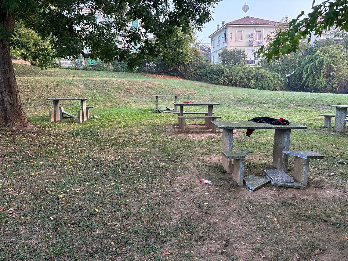 Danneggiamenti nelle aree picnic nell'area del Santuario