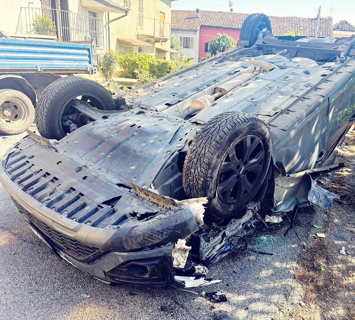 Auto contro un camion, incidente stradale a Magliano
