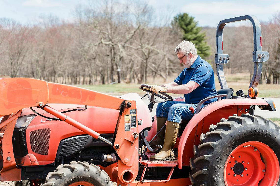 Travolto dal trattore a 83 anni: “Tre decessi in estate, urge revisione obbligatoria”