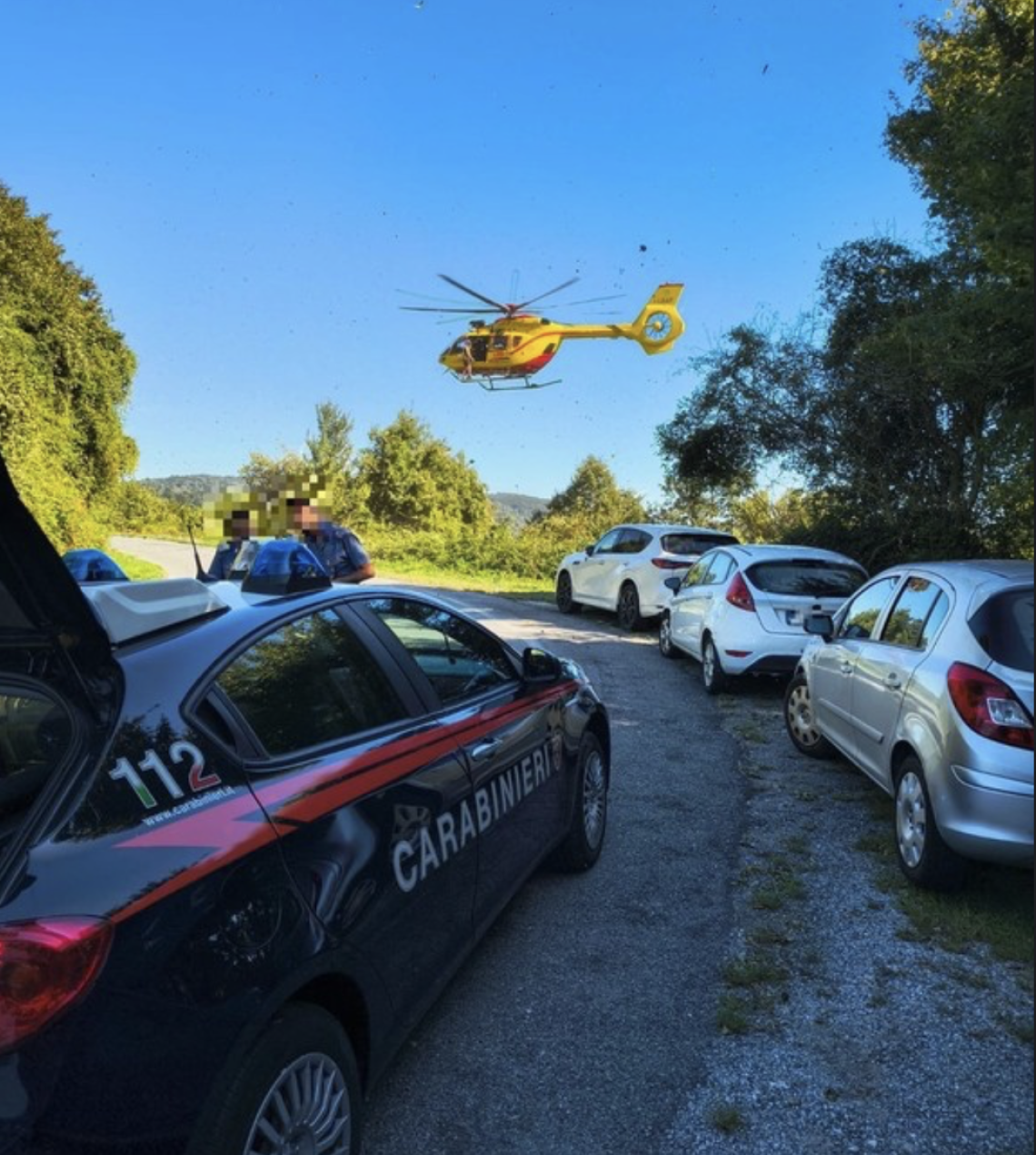Investe una donna e finisce in un burrone