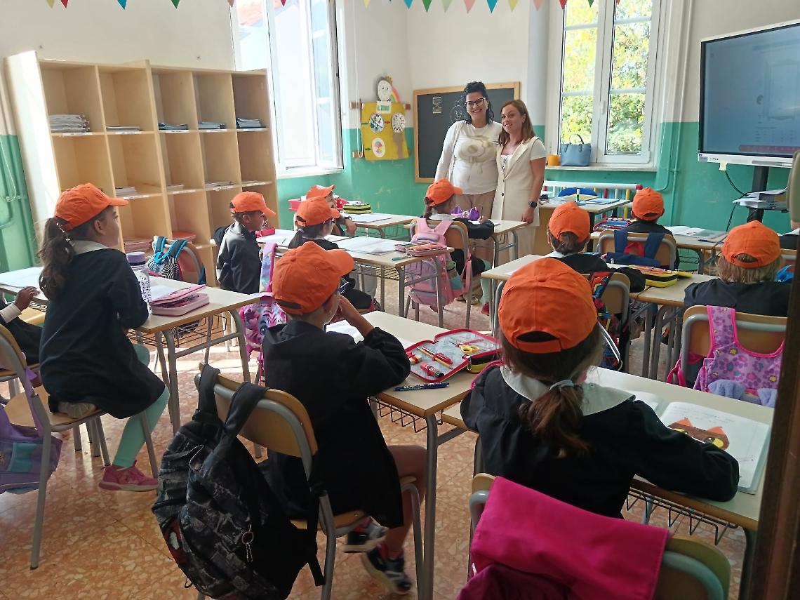 Un cappellino arancione per unire tutti gli studenti