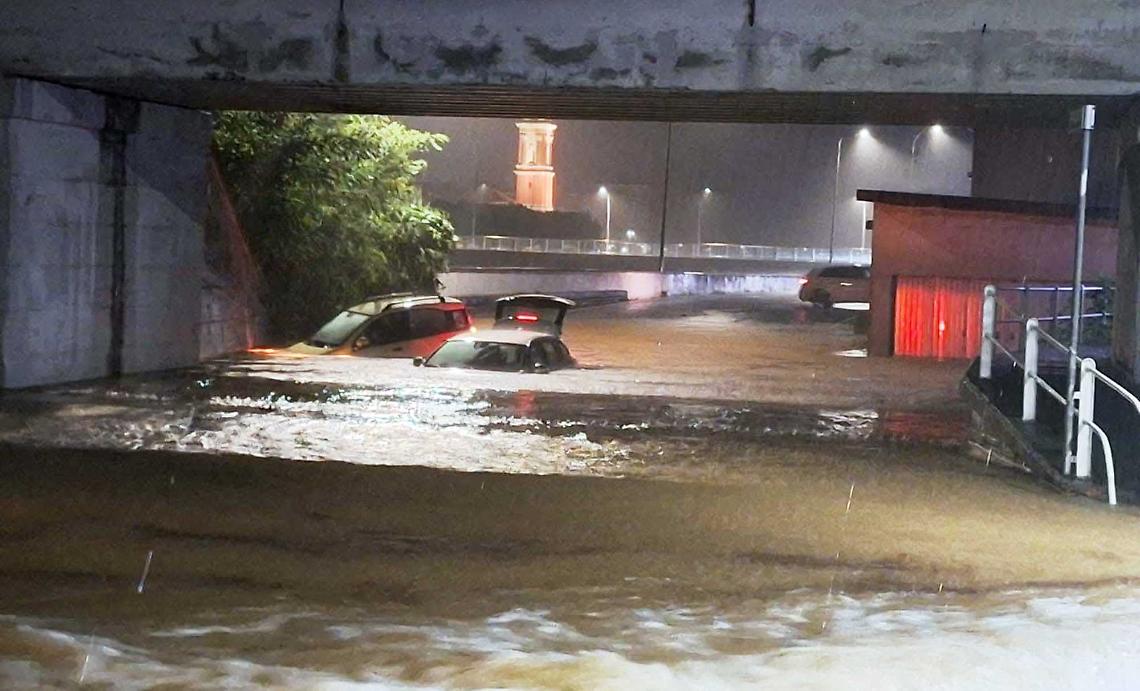Esonda il Bormida a Cairo Montenotte: città sott’acqua, scuole chiuse