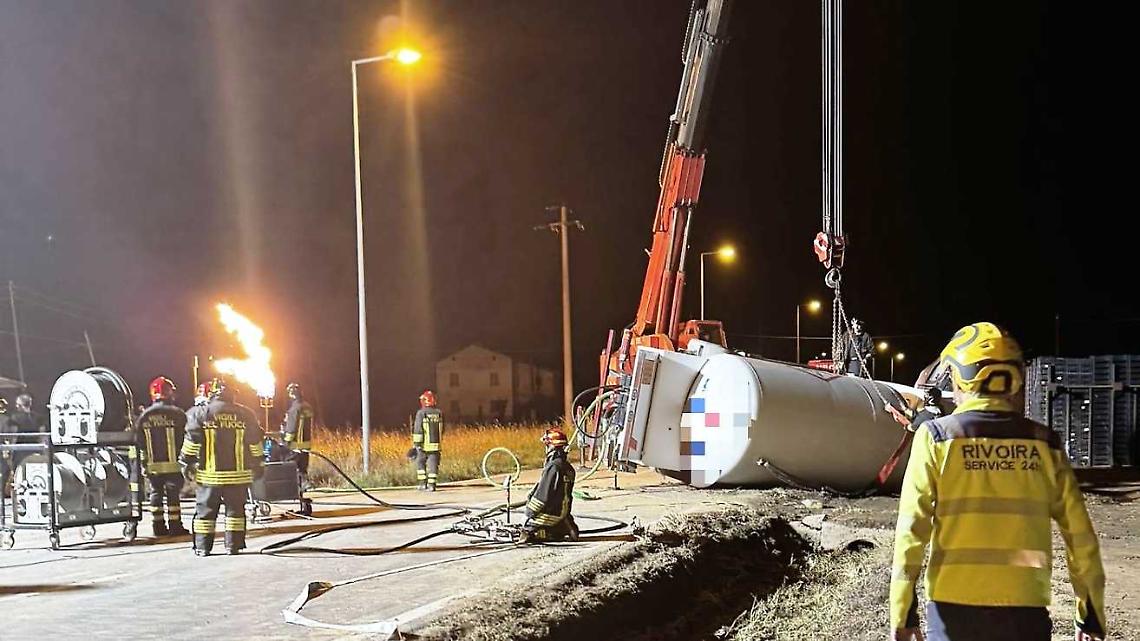 Da un giorno è in corso un delicato intervento di travaso di Gpl