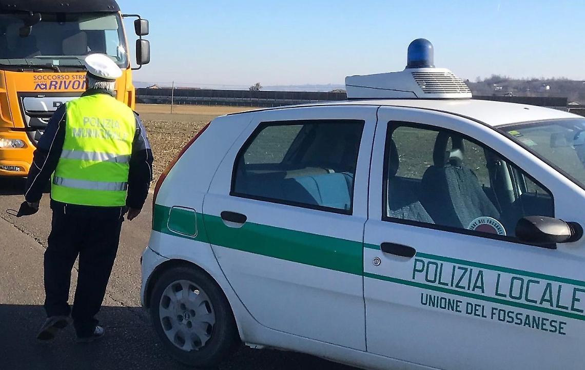 Abbatte alcuni paletti in paese e crea scompiglio in strada: fermato dopo un inseguimento