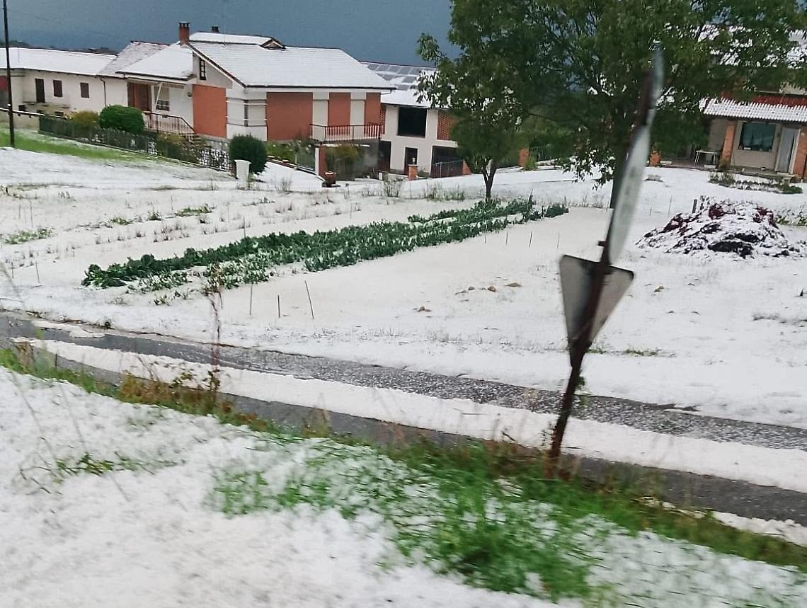 Grandinata sulle Langhe e nel Fossanese: strade imbiancate e temperature in picchiata