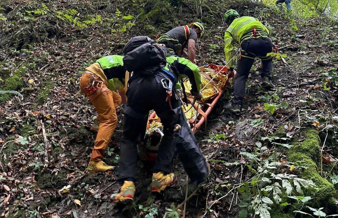Pescatore cade nel torrente: recuperato tra le rocce e rianimato dopo un'arresto cardiaco