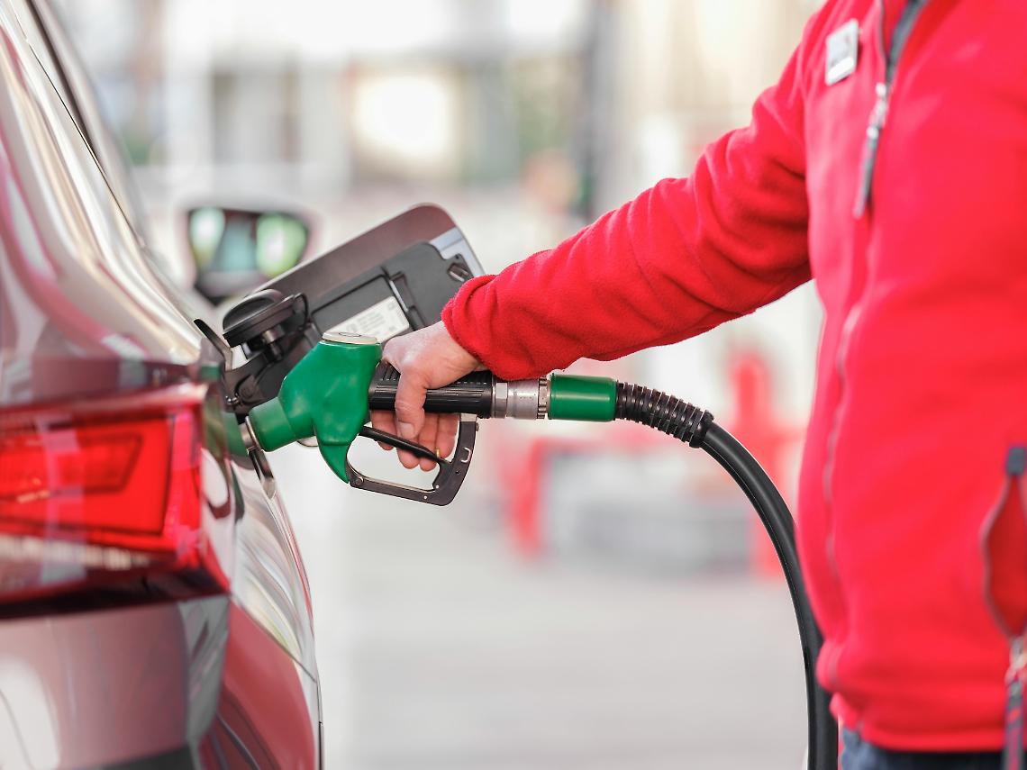 Carburanti: Antitrust infligge maxi multa da 936 milioni, nel mirino sei compagnie petrolifere
