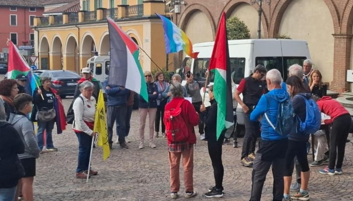 Bandiere della pace e voce ai cittadini: il paese in marcia, per Gaza